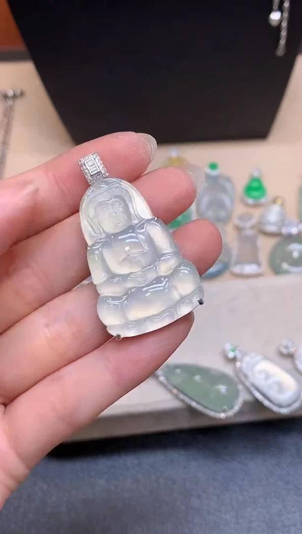 颈饰18K金镶嵌翡翠观音【无服务费