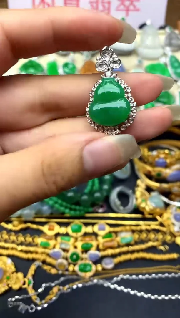 颈饰18K金镶嵌翡翠621 -中国好珍宝