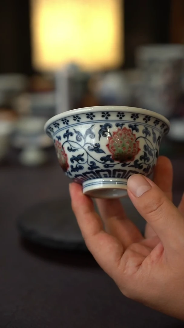 景德镇全手工手绘青花釉里红缠枝莲压手杯（大）（微瑕）