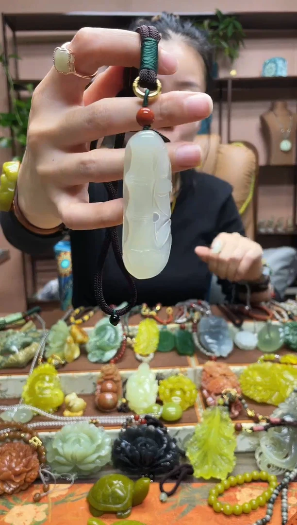 未镶嵌岫玉颈饰·