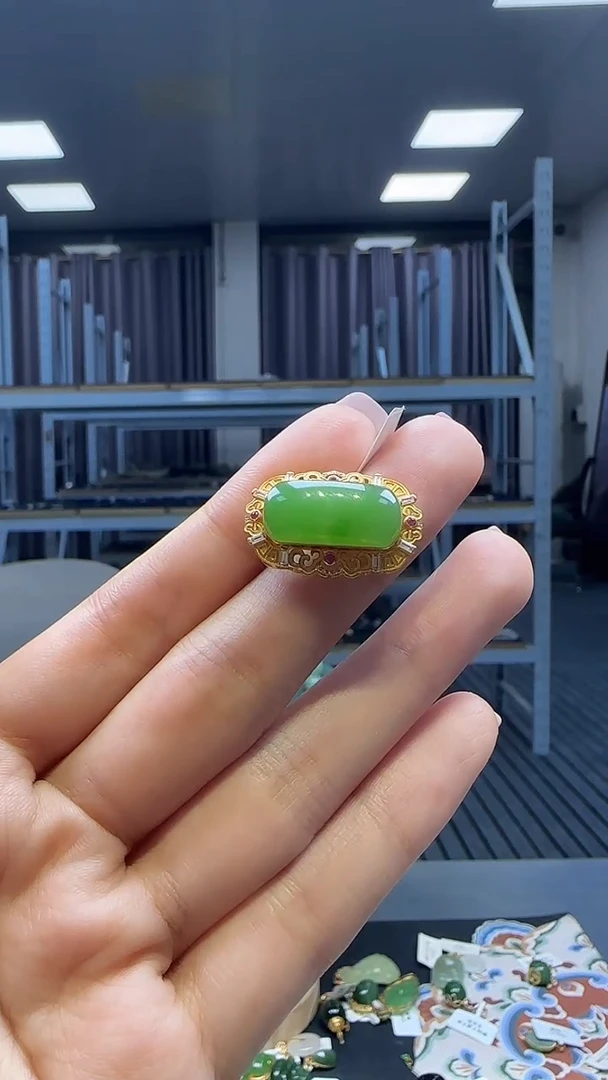 18K金镶嵌和田玉挂件1