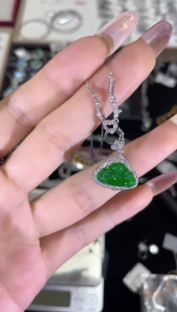 颈饰18K金镶嵌翡翠佛公       CY