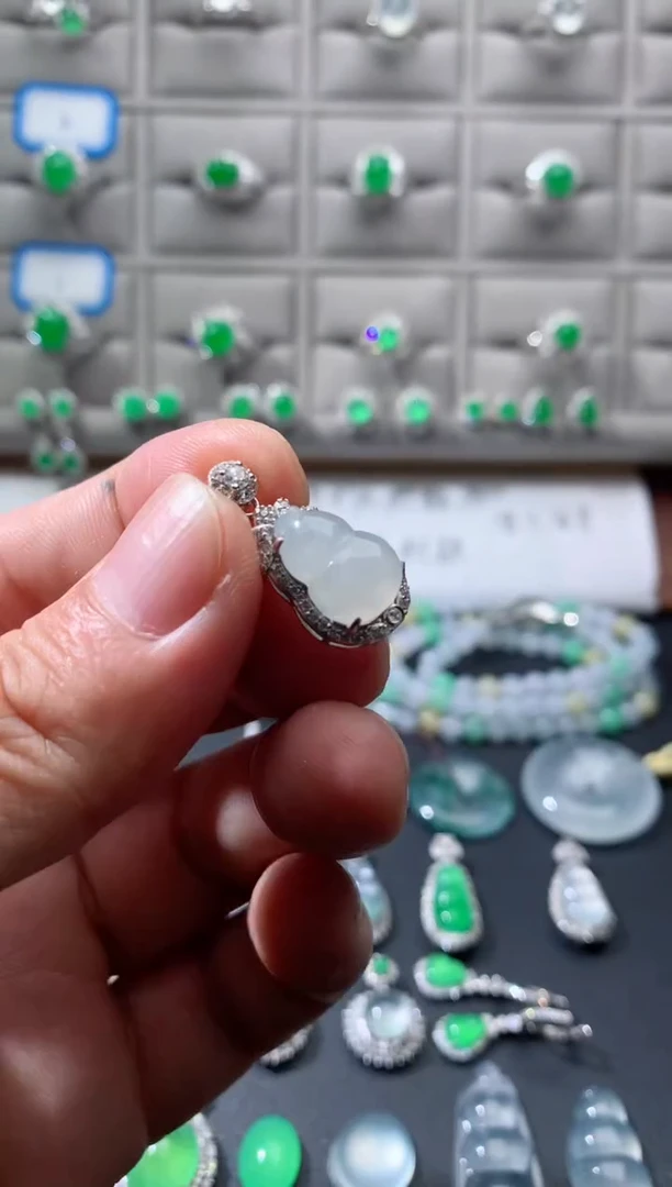 颈饰银S925镶嵌翡翠吊坠