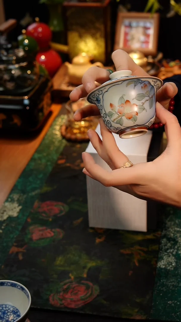 茶器青花斗彩盖碗一个