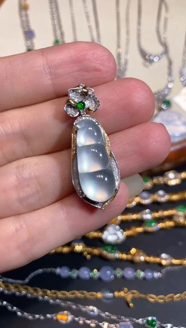 颈饰18K金镶嵌翡翠吊坠