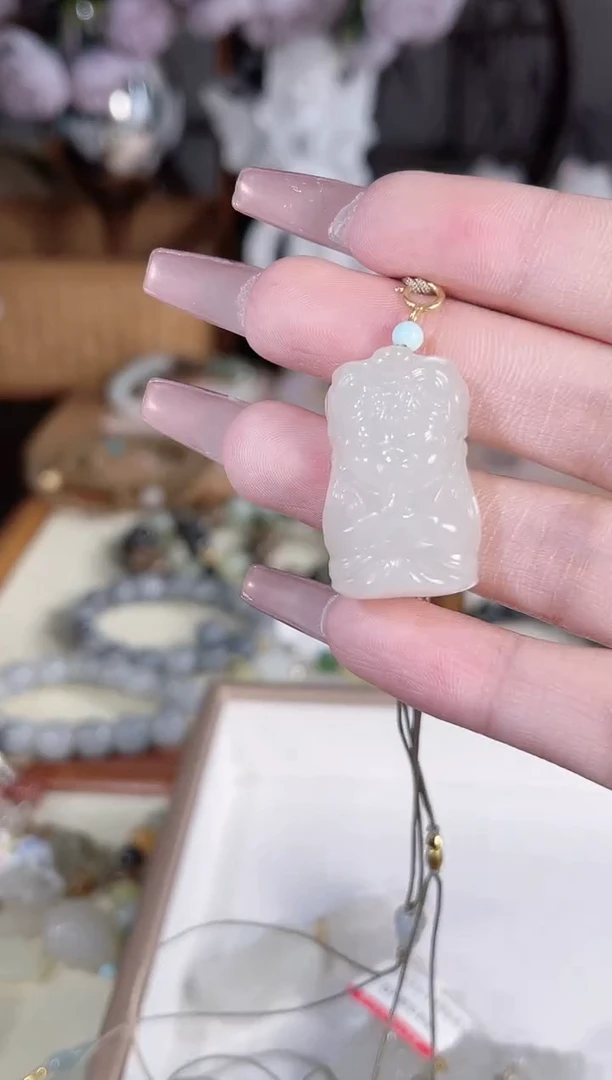 和田玉18K金镶嵌吊坠(不含链)多样性发货其一默认天然特征