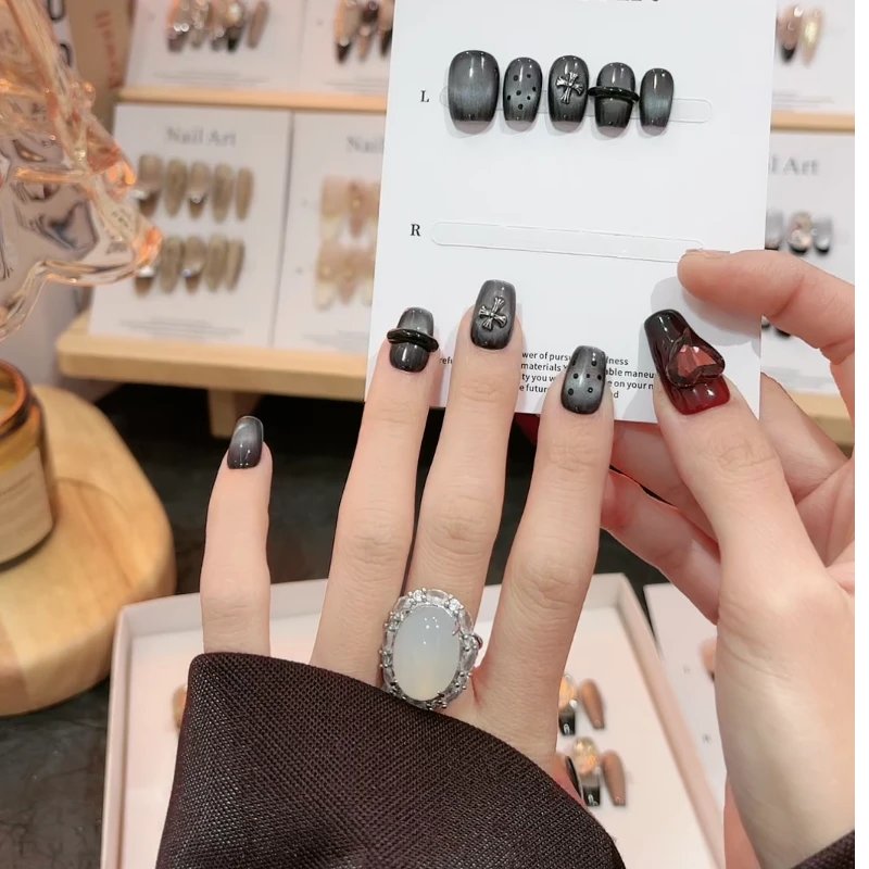 黑色短款显白秋冬美甲猫眼穿戴甲