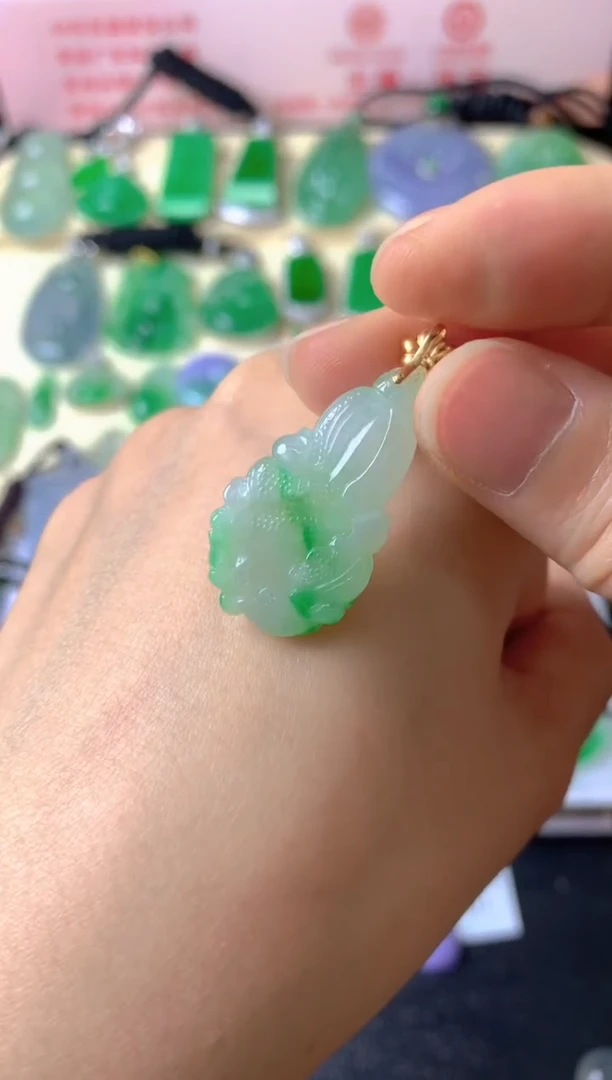 吊坠(不含链)18K金镶嵌翡翠图****?吊坠