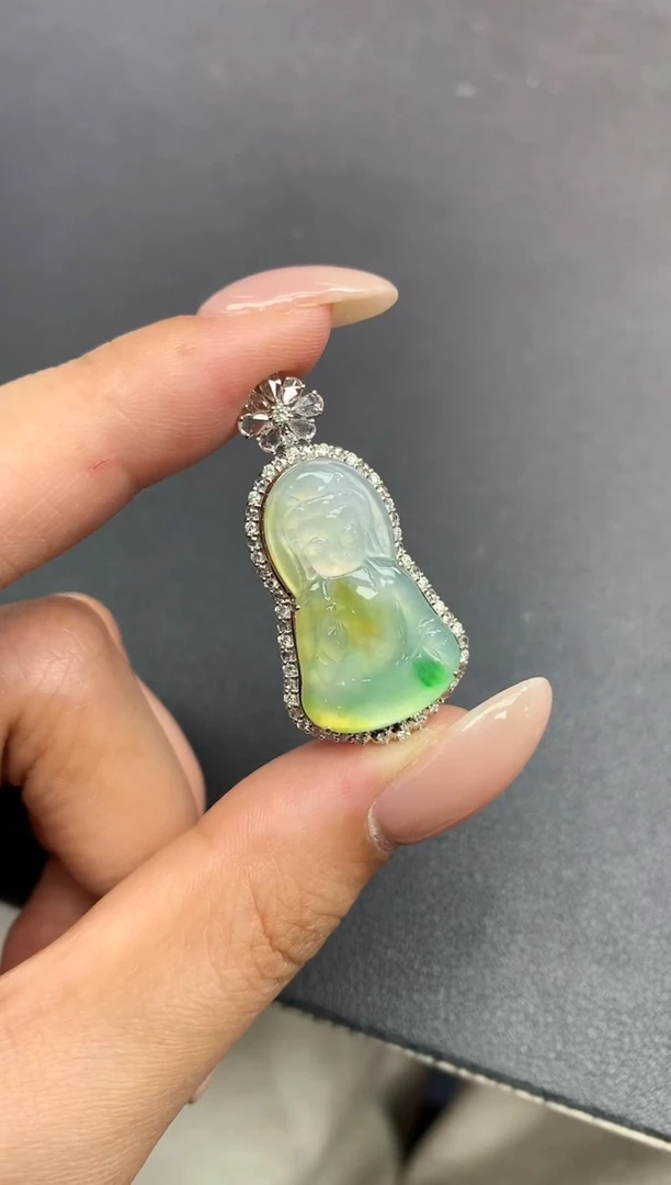 颈饰18K金镶嵌翡翠宝宝观音