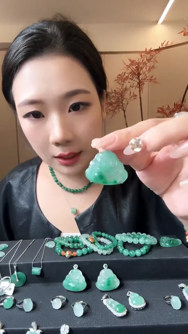 吊坠(不含链)未镶嵌石英质玉（非洲翠）非洲翠佛公（拍一发其一）