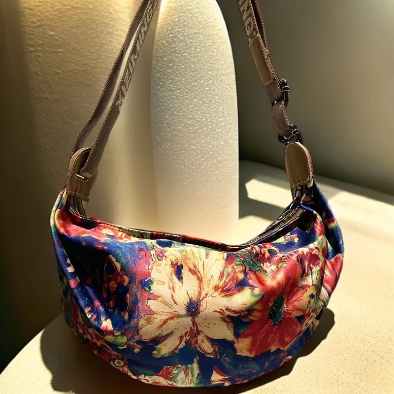 新中式国潮休闲女包时尚百搭斜挎包轻便休闲印花防真丝缎面胸包