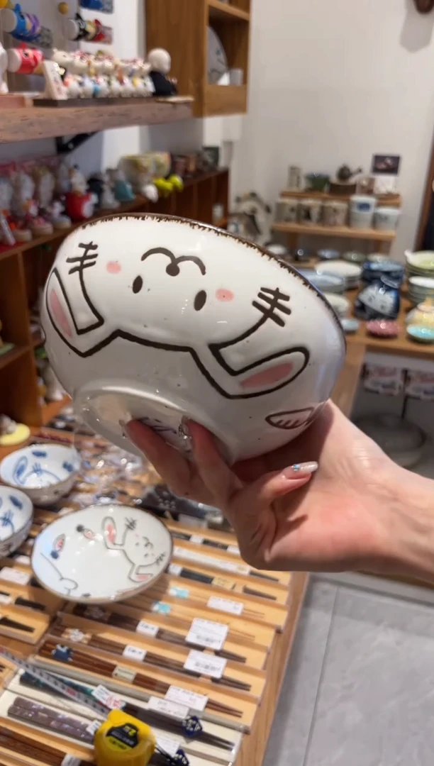 瓷片粉色兔兔面碗