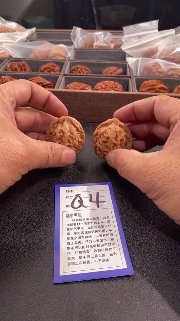 【闪购商品】文玩核桃把件红锦鲤