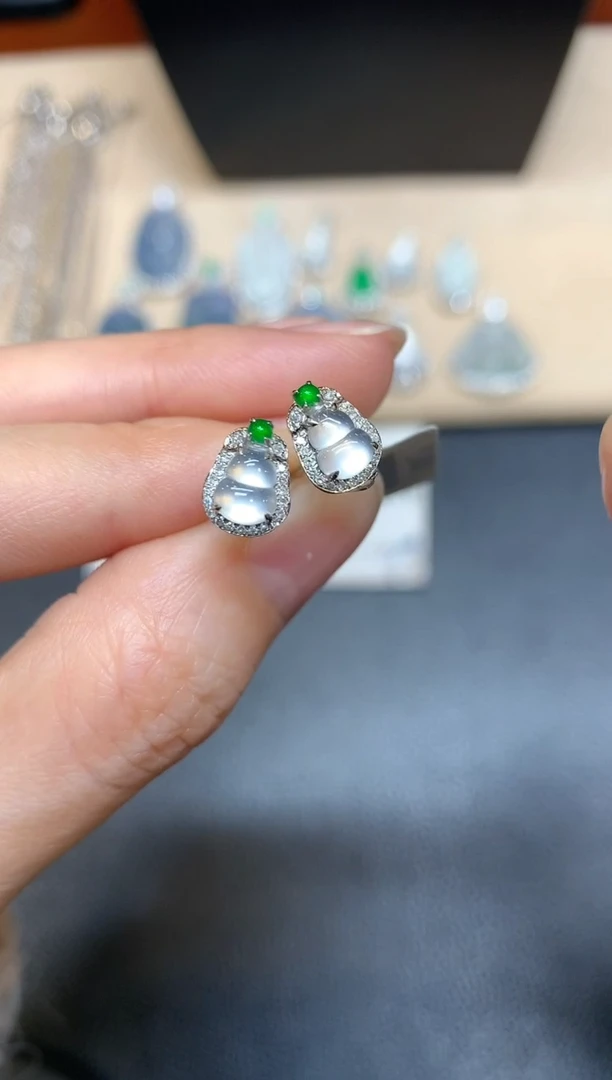 【闪购商品】翡翠耳饰18K金镶嵌葫芦【无服务费