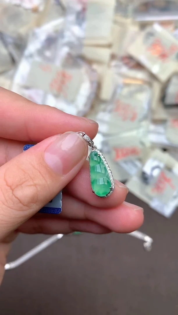 翡翠挂件18K金镶嵌—