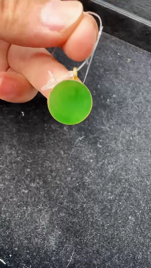 颈饰18K金镶嵌和田玉圆牌