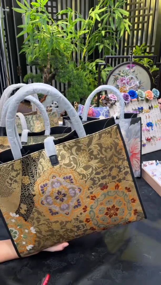 织绣邱**1非遗绒花手工饰品