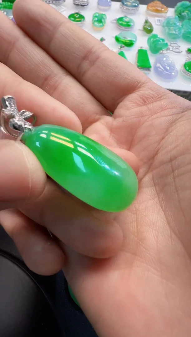 翡翠18K金镶嵌吊坠(不含链)12000