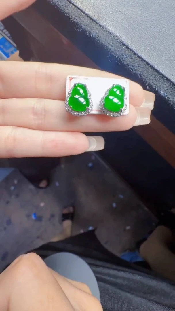 未镶嵌定制翡翠翡翠A货有轻微色差属于正常现象，耳钉多样性发货1