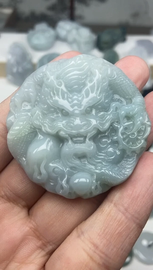 颈饰未镶嵌翡翠龙牌