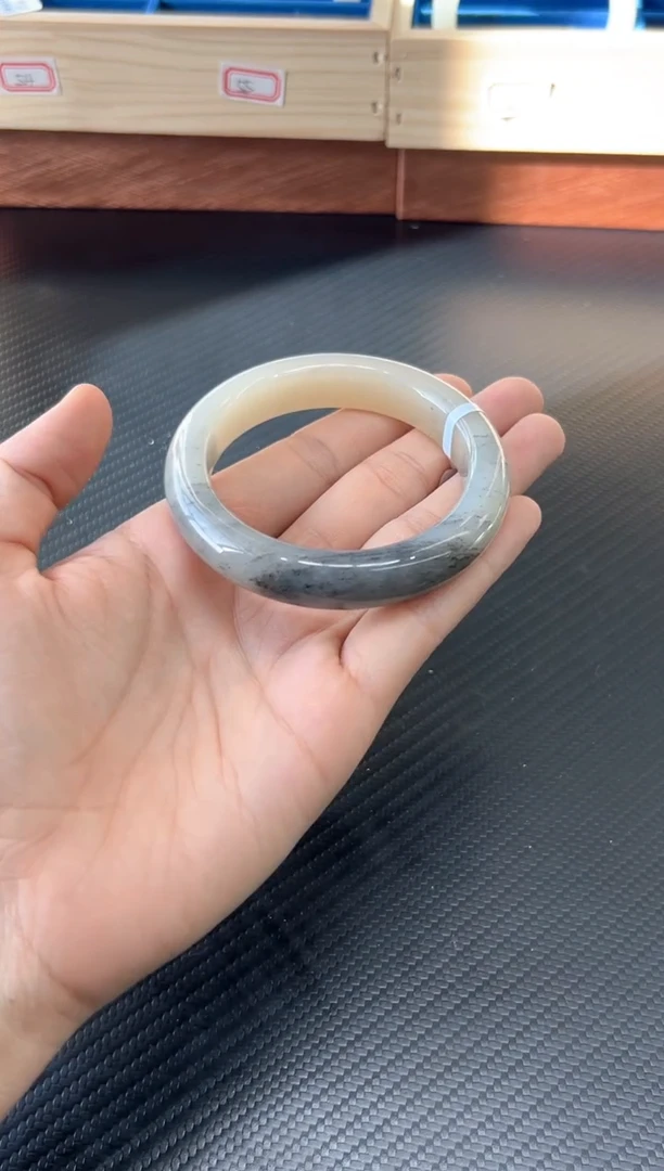 未镶嵌手镯和田玉黑山微色差556+M