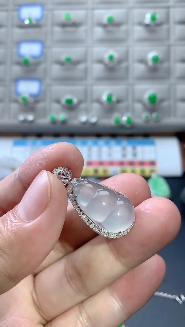 颈饰18K金镶嵌翡翠18K翡翠伴钻