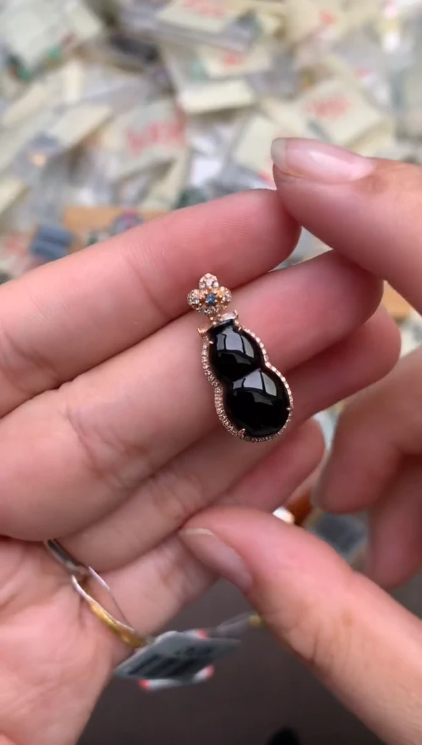 翡翠挂件18K金镶嵌 —