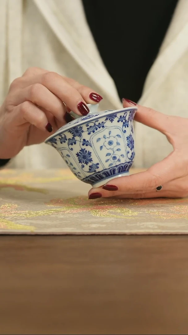 【闪购商品】景德镇手工青花开窗花卉盖碗