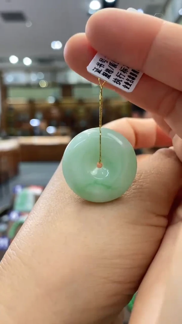 翡翠未镶嵌颈饰平安扣