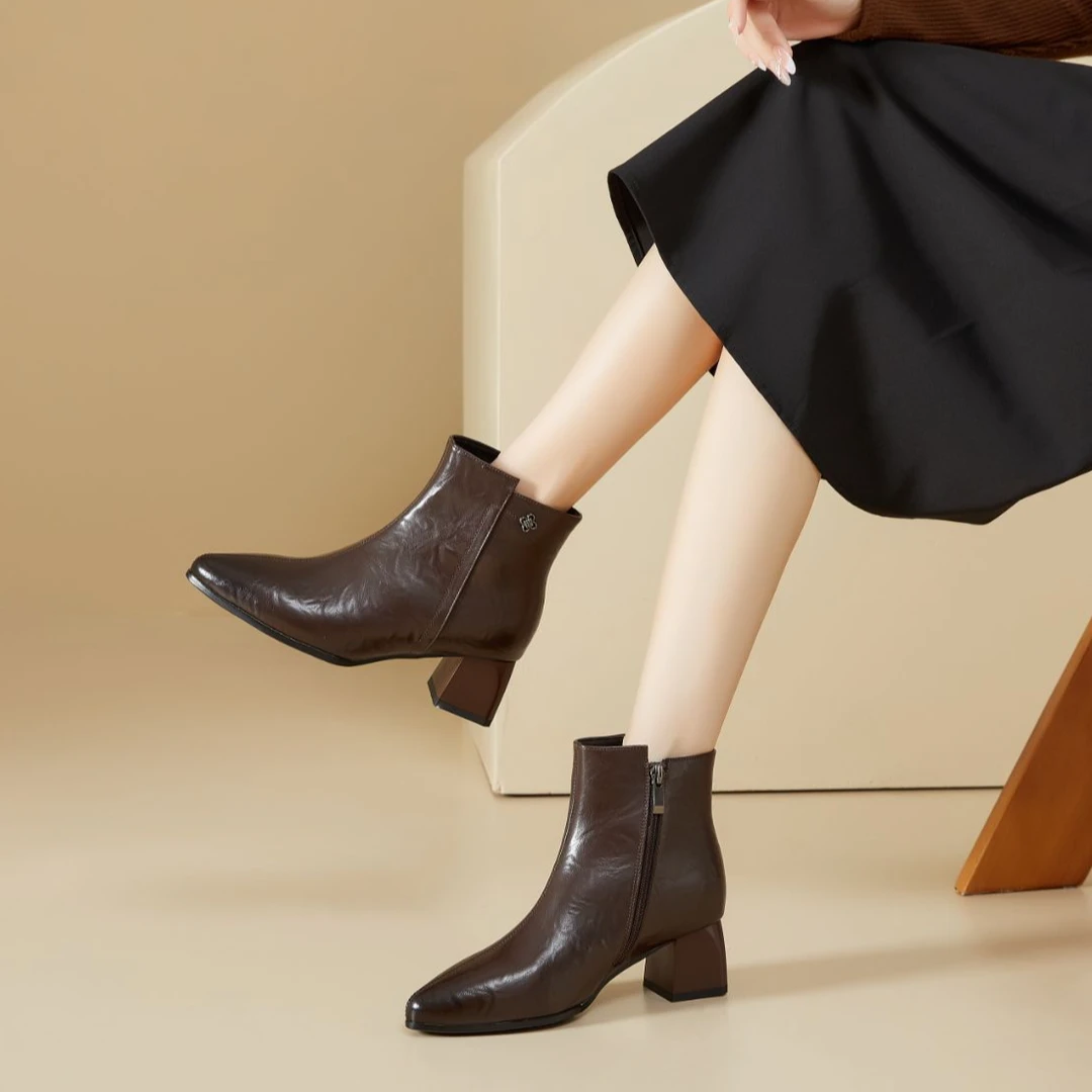 6590-1 时装靴大码短靴法式女靴中跟百搭秋冬尖头粗跟马丁靴