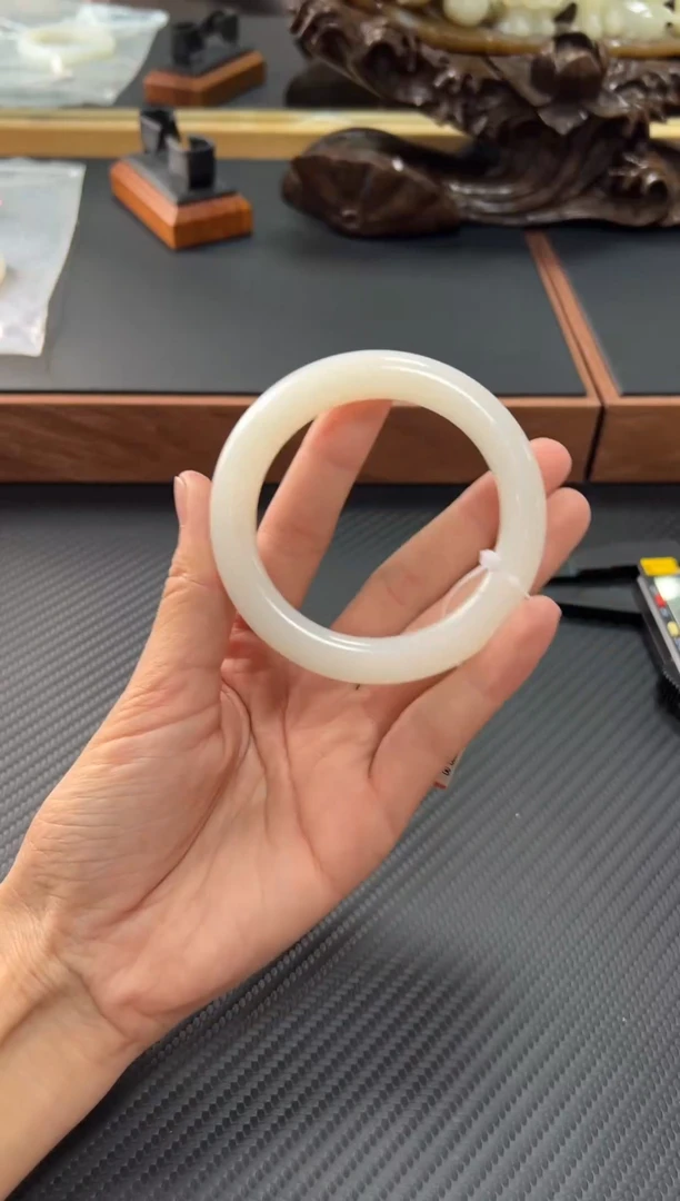 和田玉手镯未镶嵌黑山微色差57