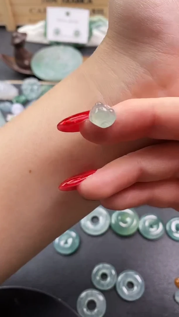 颈饰未镶嵌翡翠螃蟹