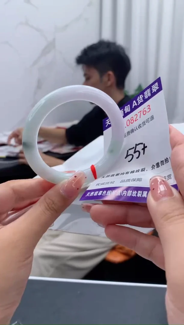未镶嵌手镯翡翠有纹，完美者勿拍