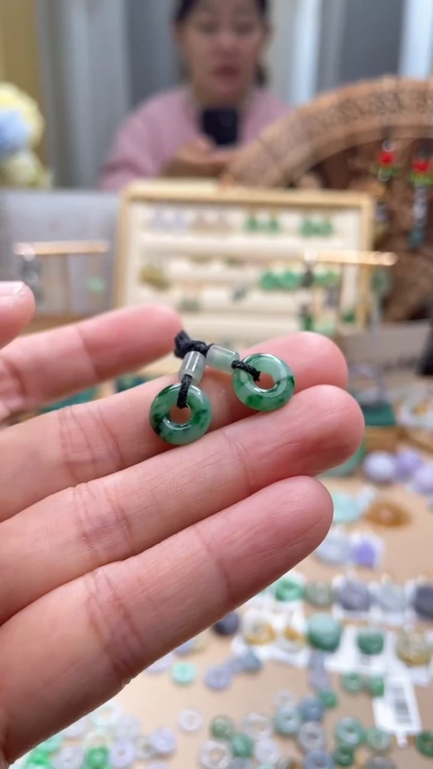 【闪购商品】翡翠颈饰未镶嵌甜甜圈一对