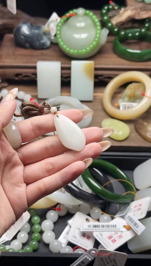 吊坠(不含链)未镶嵌和田玉米达 随形9015422