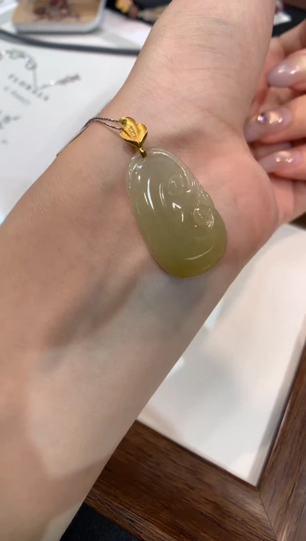 颈饰18K金镶嵌翡翠如意
