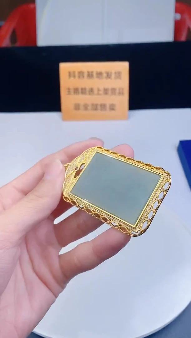 颈饰未镶嵌翡翠