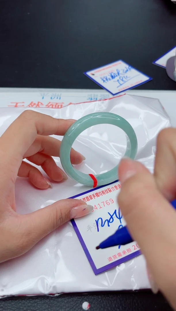 翡翠手镯未镶嵌1