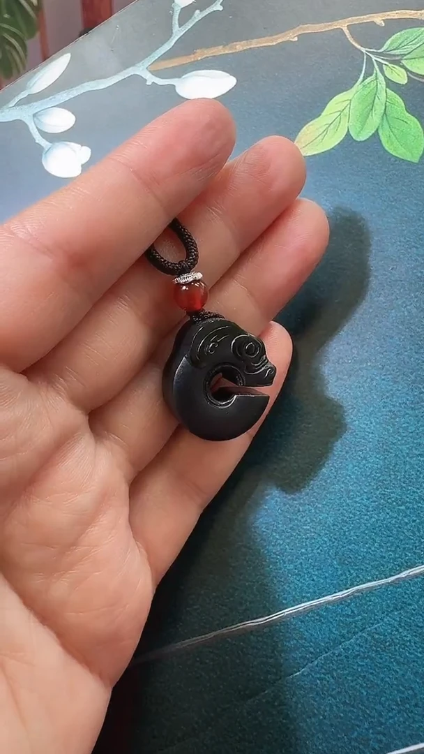 颈饰未镶嵌和田玉吊坠