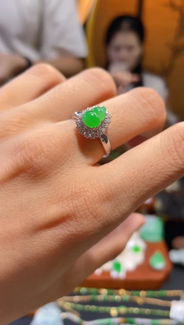 颈饰18K金镶嵌翡翠戒指