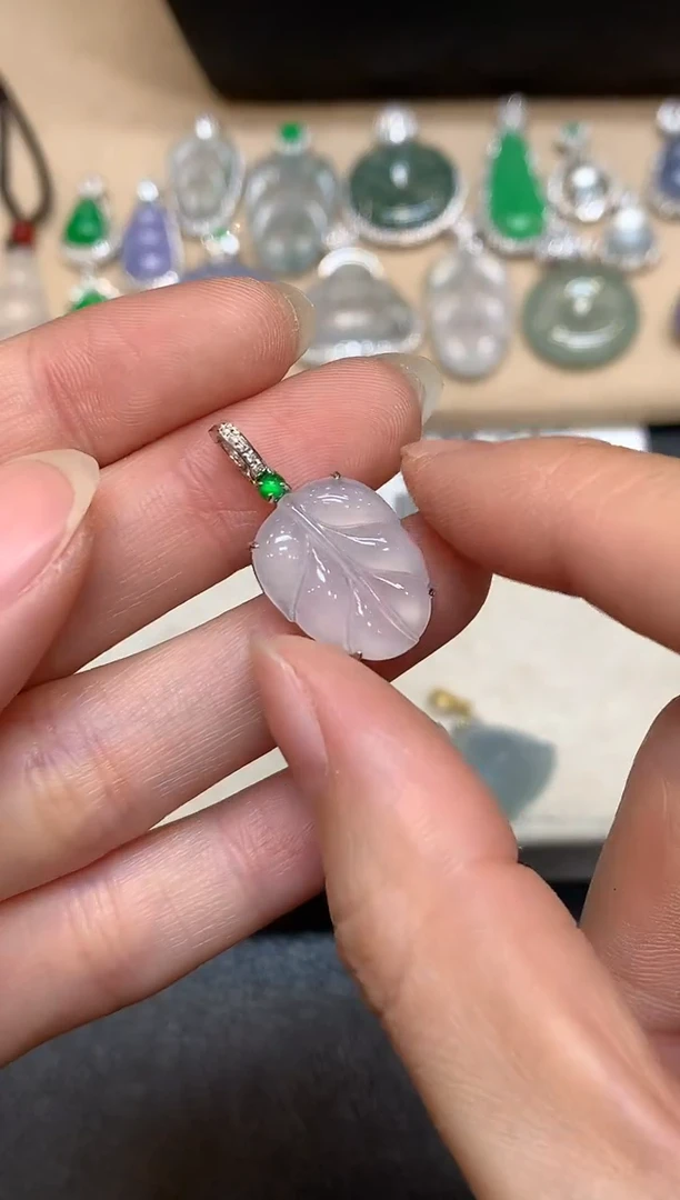 颈饰18K金镶嵌翡翠树叶【无服务费