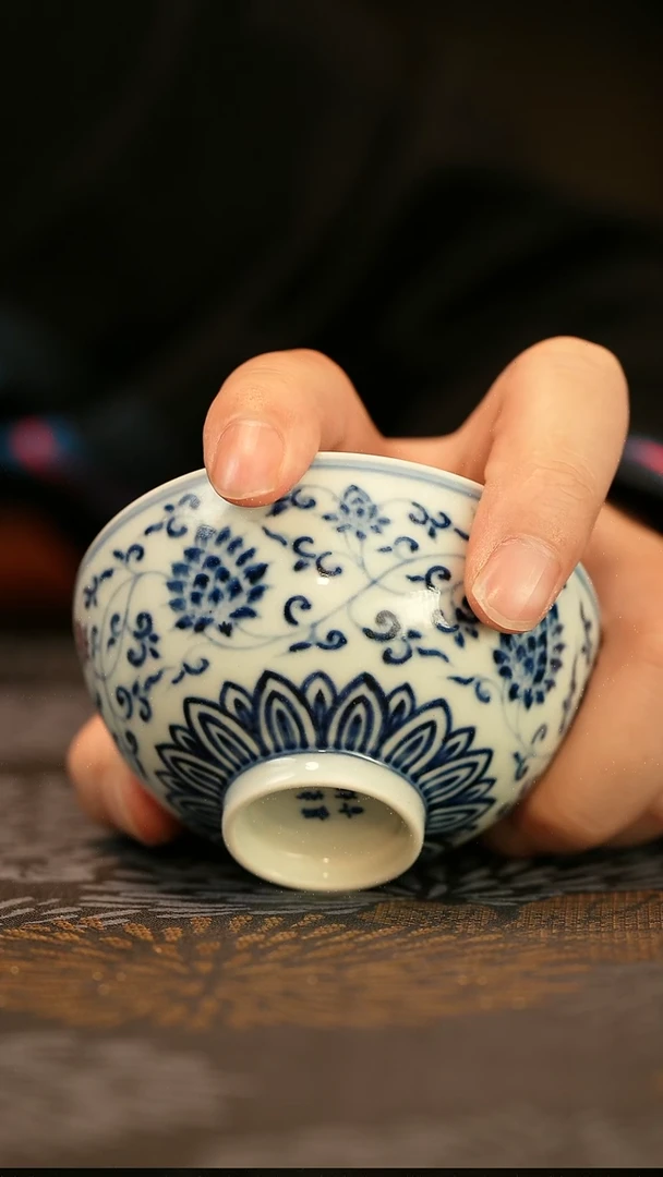 特价仿明青花缠枝莲宫碗