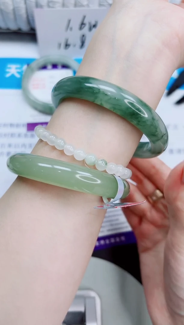 未镶嵌手镯石英质玉104/60.9