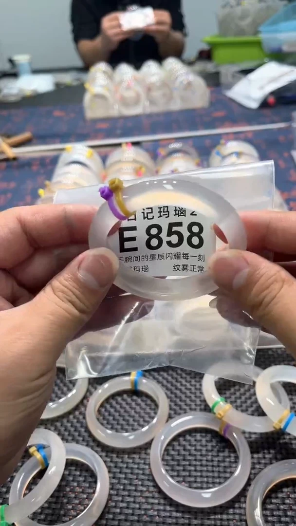 玛瑙/玉髓手镯未镶嵌E858