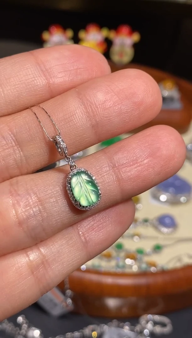 【闪购商品】翡翠颈饰18K金镶嵌吊坠