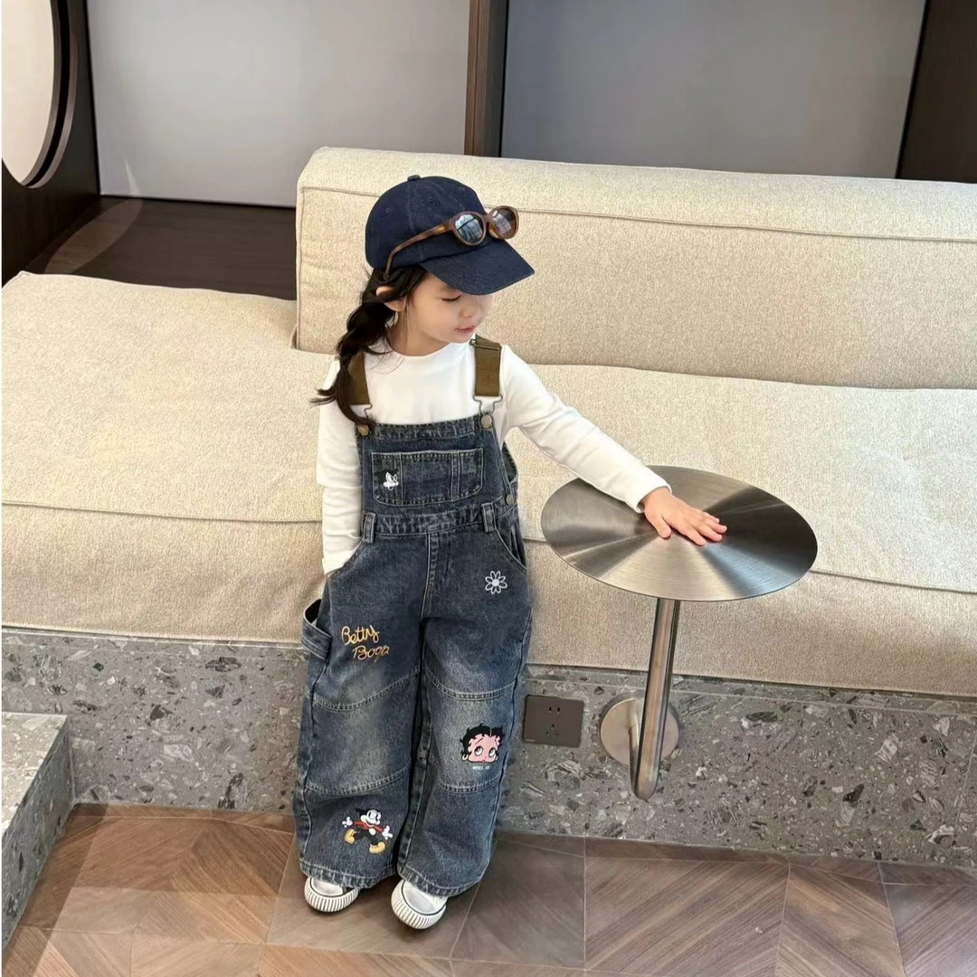 小惜亦2025春季新款韩版女童洋气简约白T黑T搭卡通牛仔背带裤套装