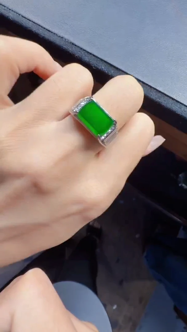 未镶嵌定制翡翠翡翠A货有轻微色差属于正常现象，戒指多样性发货1