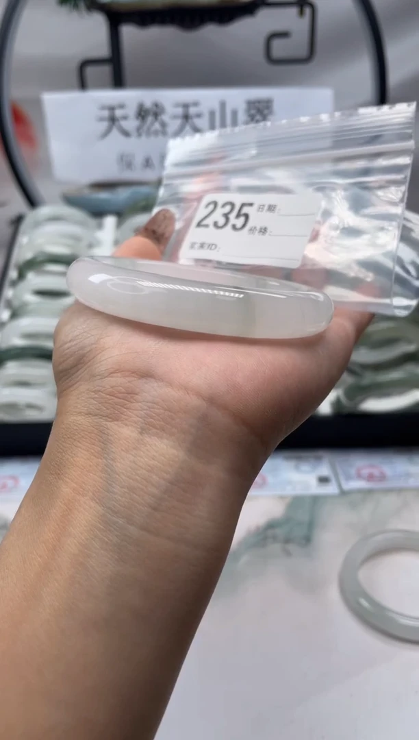 未镶嵌手镯石英质玉（天山翠）235