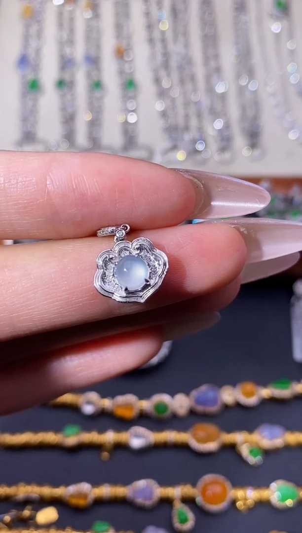 颈饰18K金镶嵌翡翠吊坠