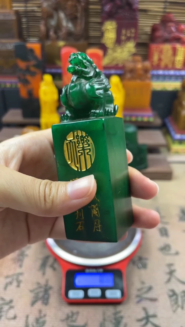 寿山石印石绝绿兽扭 青云直上